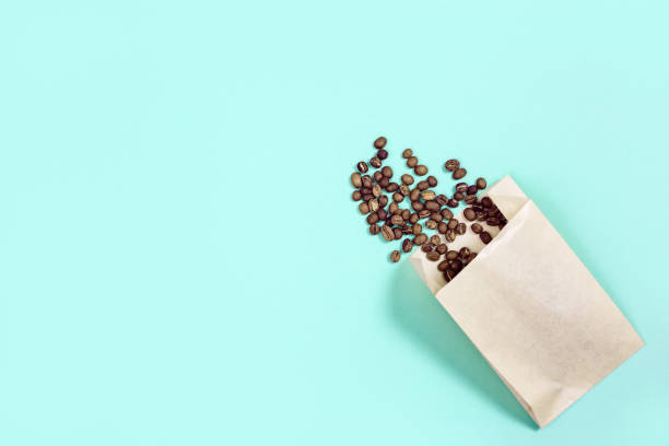 テキスト用の場所を含む紙の包装で焙煎コーヒー豆。 - scented bag drink box ストックフォトと画像