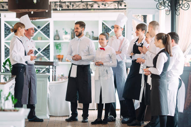 kierownik restauracji i jego personel na tarasie. interakcji z szefem kuchni w restauracji. - occupation service chef people zdjęcia i obrazy z banku zdjęć