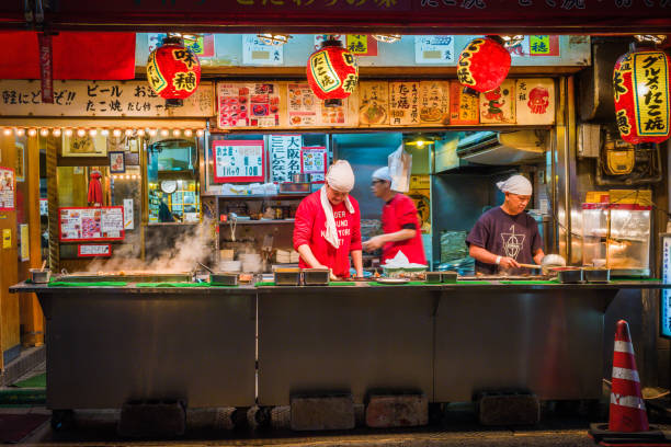 大阪のシェフが伝統的な屋台の夜を調理するアメリカの料理人 - osaka prefecture japanese culture japanese ethnicity japan ストックフォトと画像