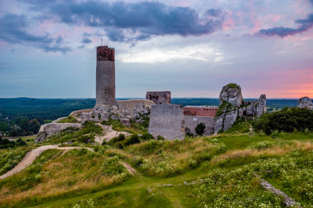 rovine del castello di olsztyn in polonia che faceva parte del sistema di difesa polacco, i cosiddetti nidi dell'aquila - eagle tower foto e immagini stock