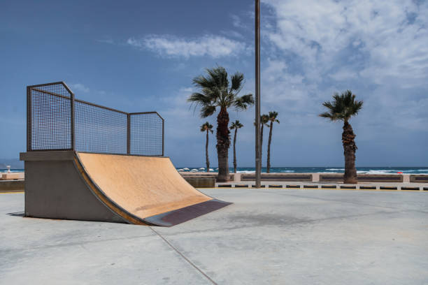 rampe vide de skate park extérieure dans la plage de bord de mer - rampe photos et images de collection