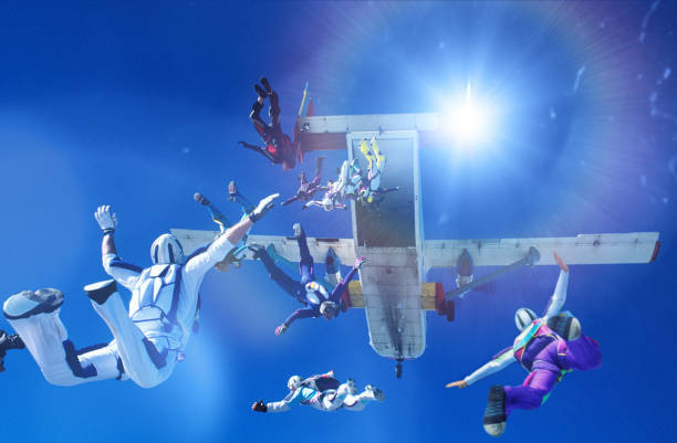 скайдайверы прыгают с самолета - airplane sky extreme sports men стоковые фото и изображения