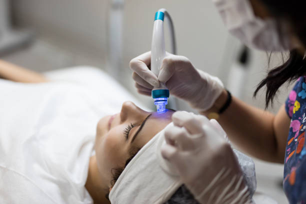 Cosmetologist making mesotherapy injection with dermapen on face Cosmetologist making mesotherapy injection with dermapen on face microdermabrasion stock pictures, royalty-free photos & images