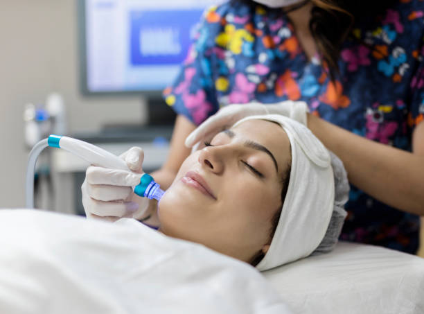 kosmetologe macht mesotherapie-injektion mit dermapen im gesicht - microdermabrasion stock-fotos und bilder