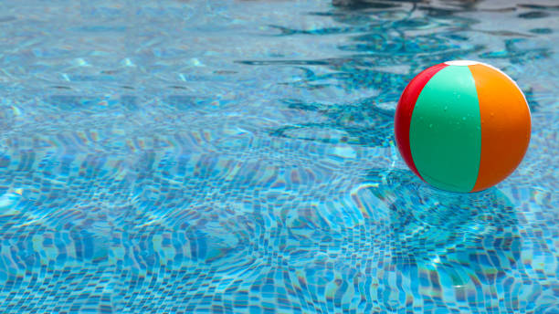 strandball im pool. bunte aufblasbare kugel schwimmen im schwimmbad. - poolbillard billard fotos stock-fotos und bilder