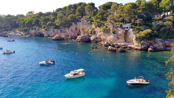 paysage au cap d’antibes, sud de la france - antibes photos et images de collection