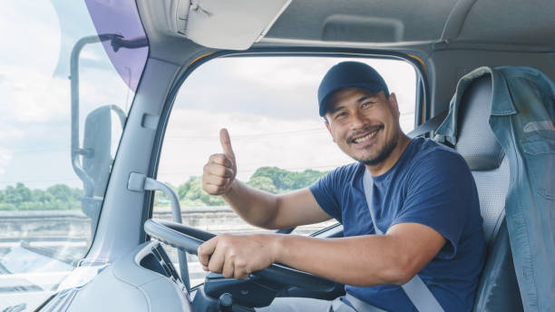 młody człowiek jazdy samochodem - truck driver truck driver driving zdjęcia i obrazy z banku zdjęć