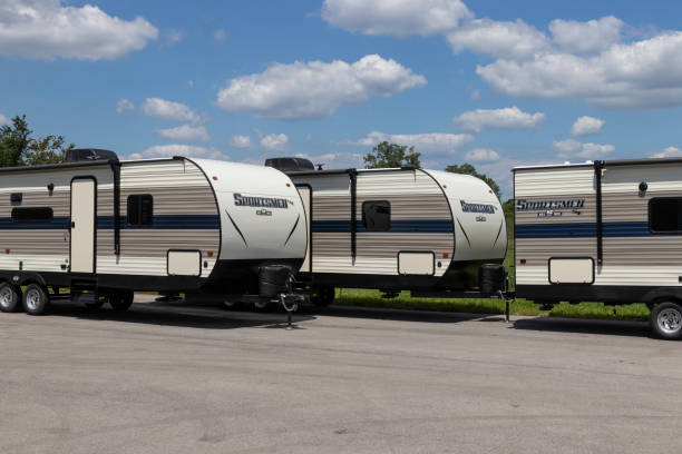 スポーツマンは、販売のためのkzによってトレーラーを旅行します。 - winnebago ストックフォトと画像