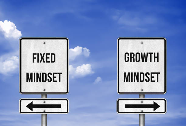 fixed mindset versus growth mindset - geisteshaltung stock-fotos und bilder