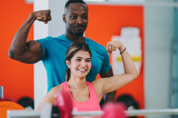 para treningu sportowego w siłowni - bicep women flexing muscles african descent zdjęcia i obrazy z banku zdjęć