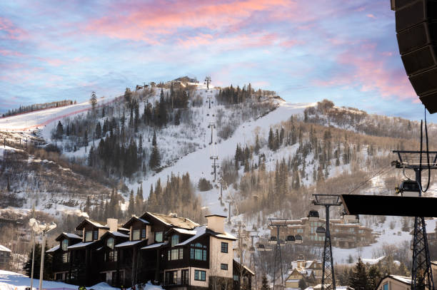 콜로라도 산맥의 전형적인 스키 리조트에서 다시 스키를 타기 위해 곤돌라를 산 꼭대기로 데려갑니다. - ski lift nobody outdoors horizontal 뉴스 사진 이미지