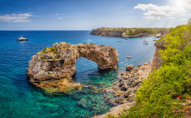 es pontas / es pontes ein natürlicher bogen bei cala llombards auf der spanischen baleareninsel mallorca - spanien - es pontas stock-fotos und bilder