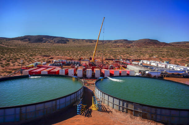 vaca muerta, argentina, 26 de agosto de 2014: extração de petróleo não convencional. bateria de caminhões de bombeamento para fraturamento hidráulico (fracking). - fracking - fotografias e filmes do acervo