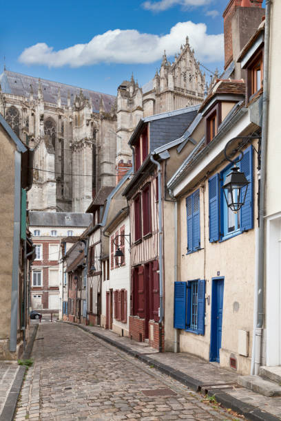 street with half-timbered townhouses leading to the cathedral of saint peter of beauvais - beauvais imagens e fotografias de stock