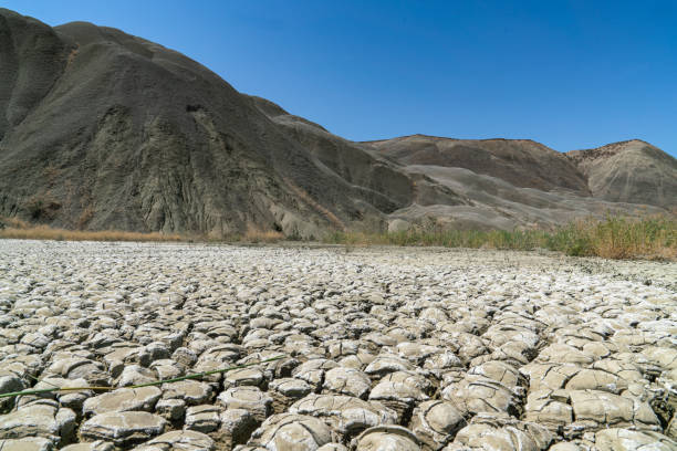 изменение климата засухи земли. сушеное русло реки - dry river textured effect dirt стоковые фото и изображения