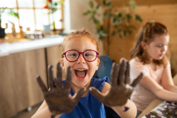 귀여운 빨간 머리 소녀 보여주는 그녀의 손 동안 손가락 그림 와 그녀의 친구 에 집 - cross eyed little girls making a face child 뉴스 사진 이미지
