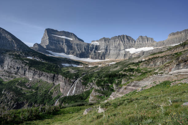 距離から見たグリンネル氷河の眺め - montana mountain lupine meadow ストックフォトと画像