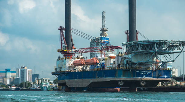 корабль по маршруту лагуны лагос в апапу - exploration industry oil industry drill bit стоковые фото и изображения