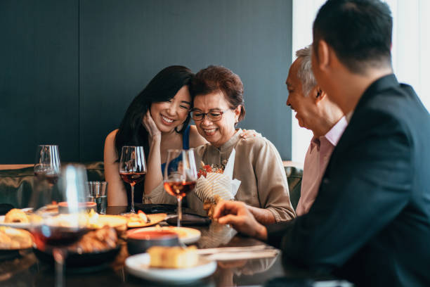아시아 가족 식사 및 어머니의 날 또는 생일을 축하 - chinese ethnicity family togetherness happiness 뉴스 사진 이미지