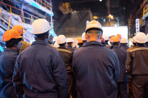 huelga de trabajadores en una industria pesada. - huelga fotografías e imágenes de stock