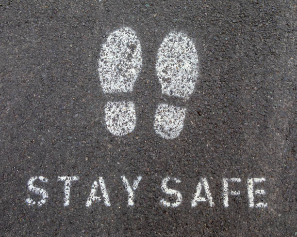 stay safe sign on the pavement in the uk - letter m fotos imagens e fotografias de stock