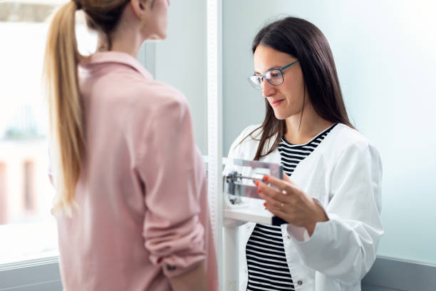 linda jovem nutricionista pesando e medindo seu paciente na balança em consulta. - dieting weight scale doctor patient - fotografias e filmes do acervo