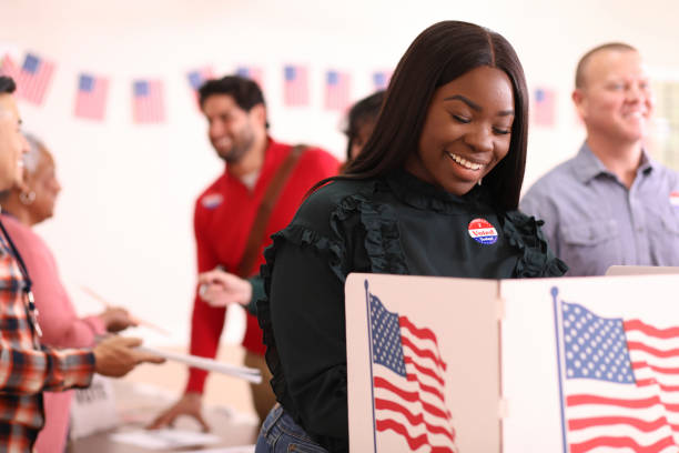 mid-adult, african descent woman votes in usa election. - jovens a votar imagens e fotografias de stock