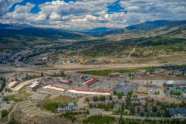 vista aérea de silverthorne, colorado - lake dillon - fotografias e filmes do acervo