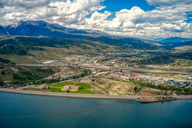 вид с воздуха на сильверторн, колорадо - lake dillon стоковые фото и изображения