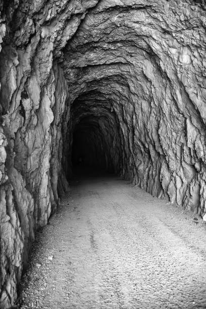 глубокий каменный туннель - ancient past arch natural arch стоковые фото и изображения