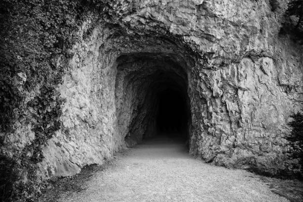 tunnel di pietra profonda - ancient past arch natural arch foto e immagini stock