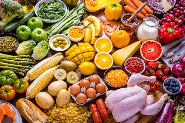 虹色のグラデーション背景に配置された様々な種類の食品の品揃え - fruit tomato vegetable full frame ストックフォトと画像