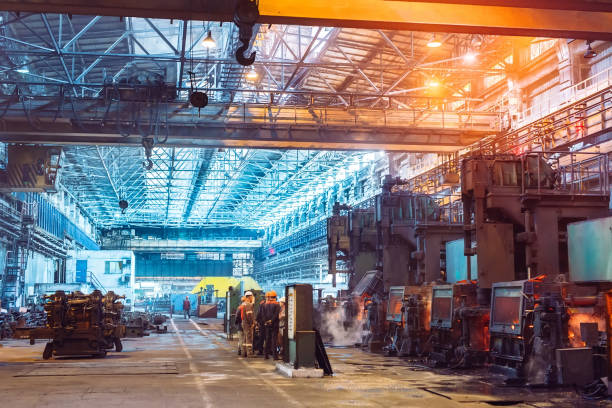 trabajadores en la acerería. producción metalúrgica o planta. - siderurgicas fotografías e imágenes de stock