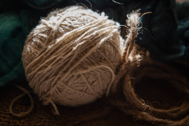 fadenkugeln zum stricken - cotton ball blue cotton crochet stock-fotos und bilder