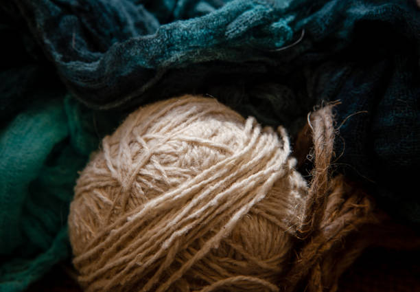 fadenkugeln zum stricken - cotton ball blue cotton crochet stock-fotos und bilder
