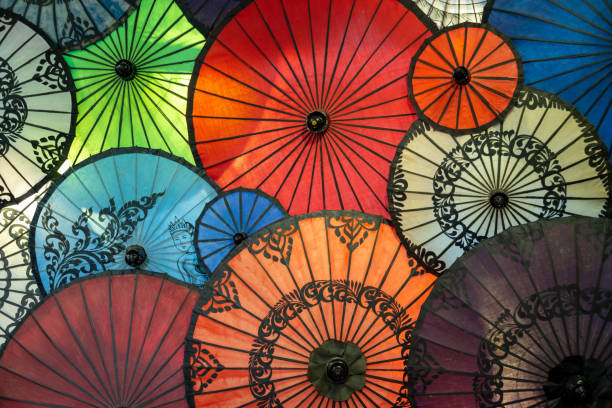 affichage des parapluies colorés en birmanie, myanmar - burmese culture photos et images de collection