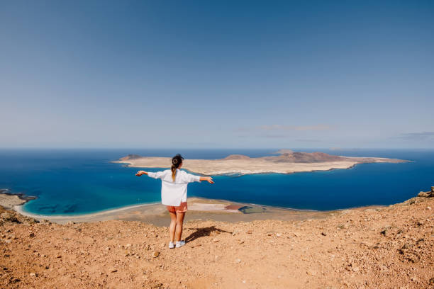 femme heureuse de voyageur et point de vue scénique à la graciosa de l’île de lanzarote - lanzarote photos et images de collection