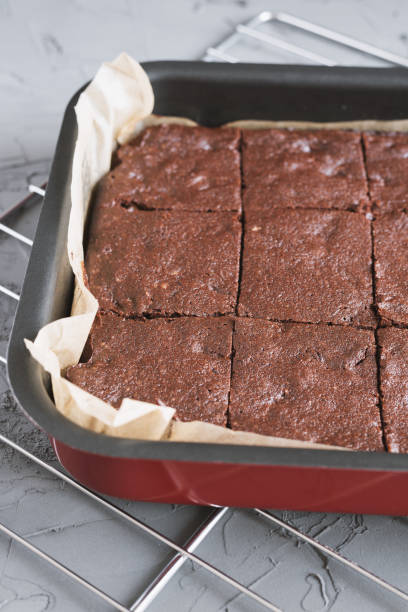 domowe czekoladowe brownie na patelni do pieczenia pokrojone na kwadratowe kawałki. fudgy przepis na ciasto - fudgy zdjęcia i obrazy z banku zdjęć