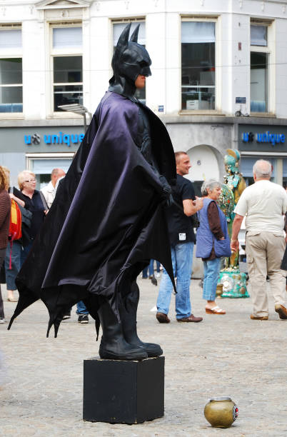 actor in batman costume in pose in central dam square - the dark knight imagens e fotografias de stock