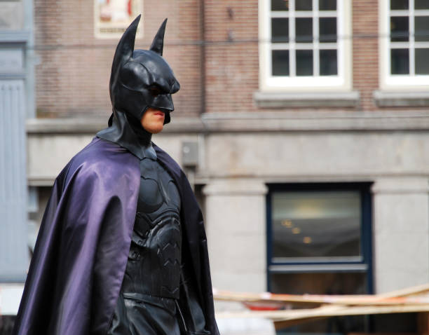 schauspieler im batman-kostüm in pose auf dem zentralen dam-platz - image title stock-fotos und bilder