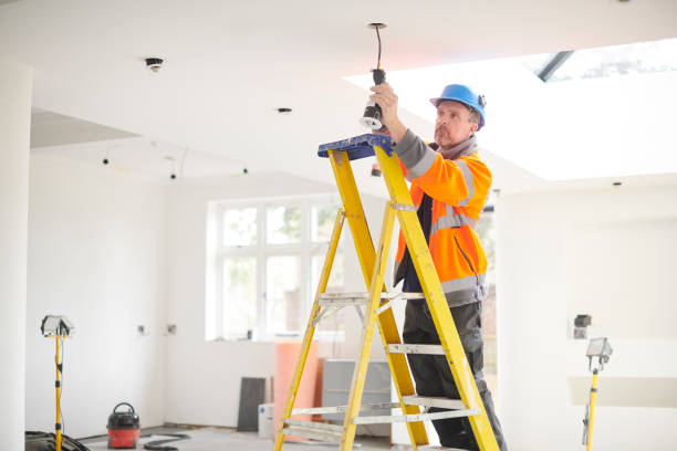 electricista instalando downlights - men home interior screwdriver cable fotografías e imágenes de stock