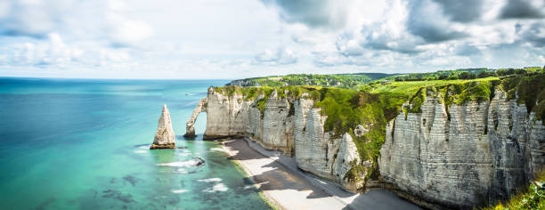 bellissimo panorama in francia normandia sulla costa di alabastro.vista sul campo sulla spiaggia di etretat - normandia foto e immagini stock