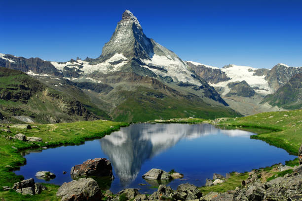 matterhorn and its reflection in a lake - swiss culture european alps mountain eiger imagens e fotografias de stock