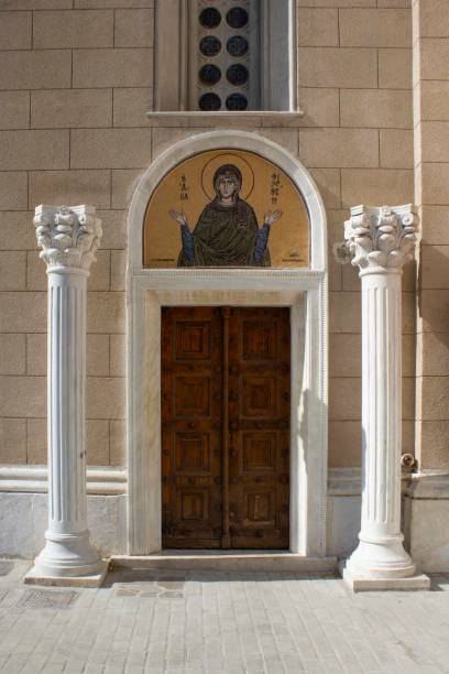 アテネ、ギリシャの首都大聖堂のドアの詳細 - door greek culture doorway church ストックフォトと画像