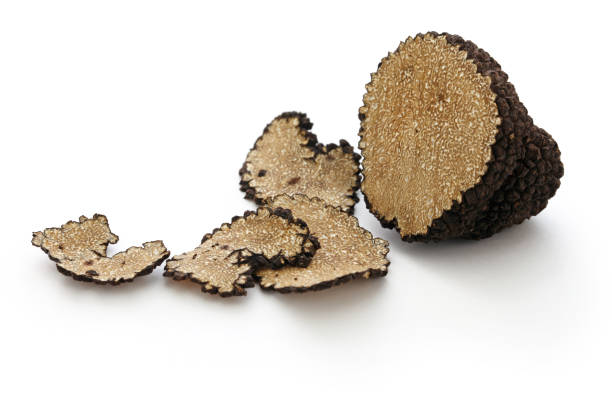 plan rapproché de la truffe noire fraîche tranchée - truffe champignon photos et images de collection