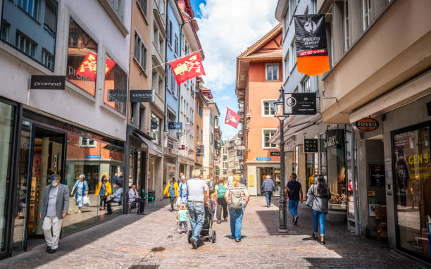 главный пешеходный магазин weggisgasse улице с туристами в течение лета в люцерне старый город швейцария - streetview стоковые фото и изображения
