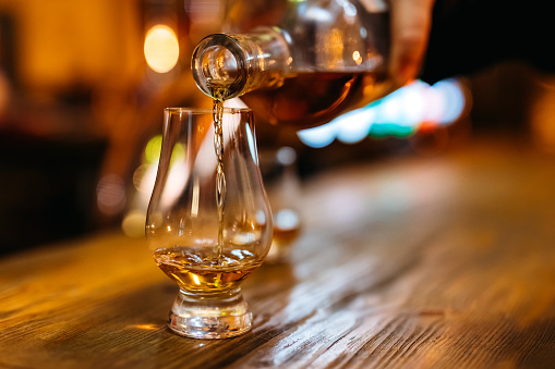 Verter whisky en vidrio photo