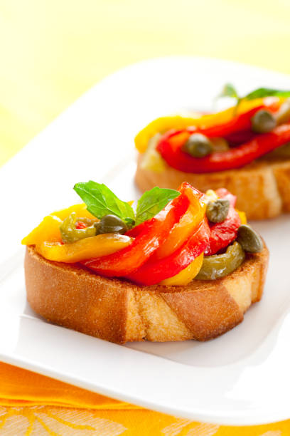 bruschetta com pimentão assado - antipasto roasted pepper bell pepper pepper - fotografias e filmes do acervo