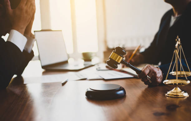 концепция решения о банкротст�ве. бизнесмены, подчеркнутые своей неудачей, подаются на банкротство. - legal failure стоковые фото и изображения