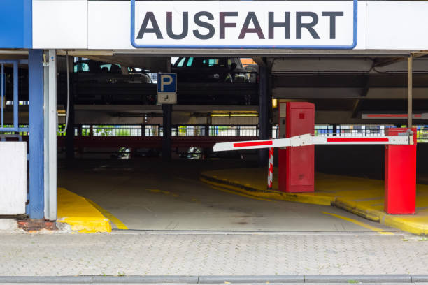 барьер на выходе из гаража с табличкой "ausfahrt" - ausfahrt стоковые фото и изображения